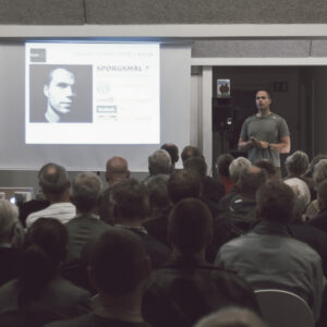 Erik B. Jørgensen holder foredrag i større forsamling.